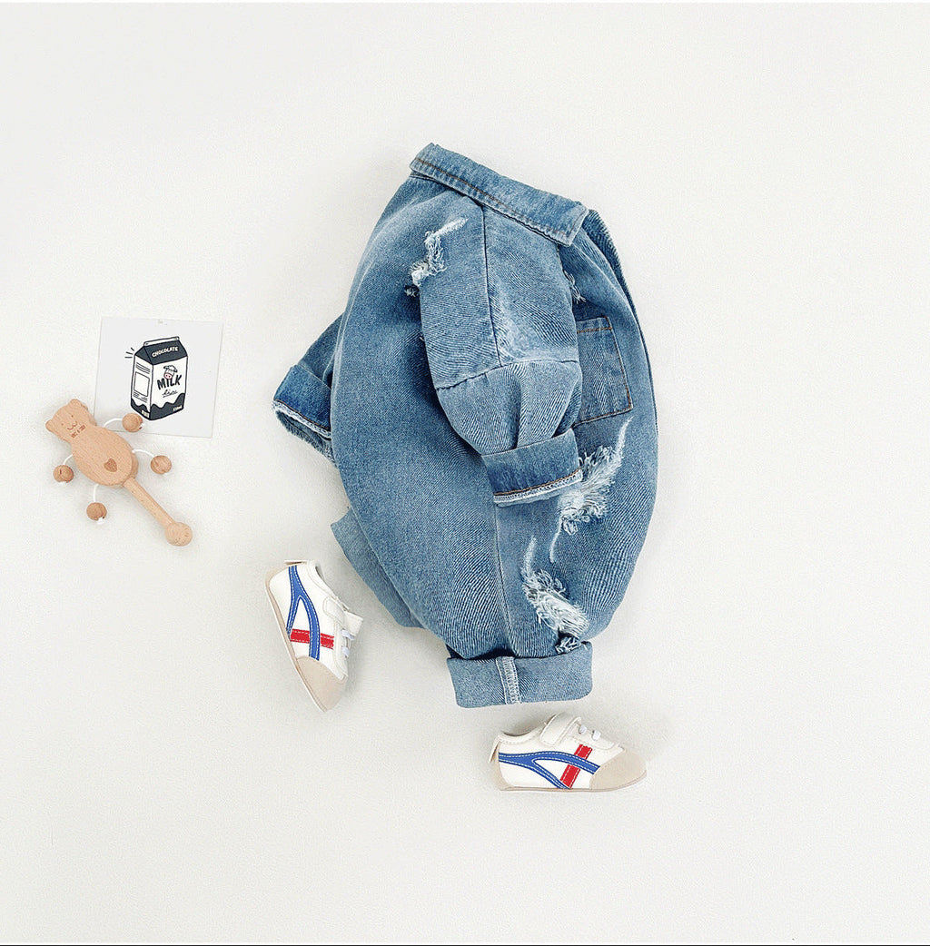 Mono vaquero de una pieza con diseño moderno