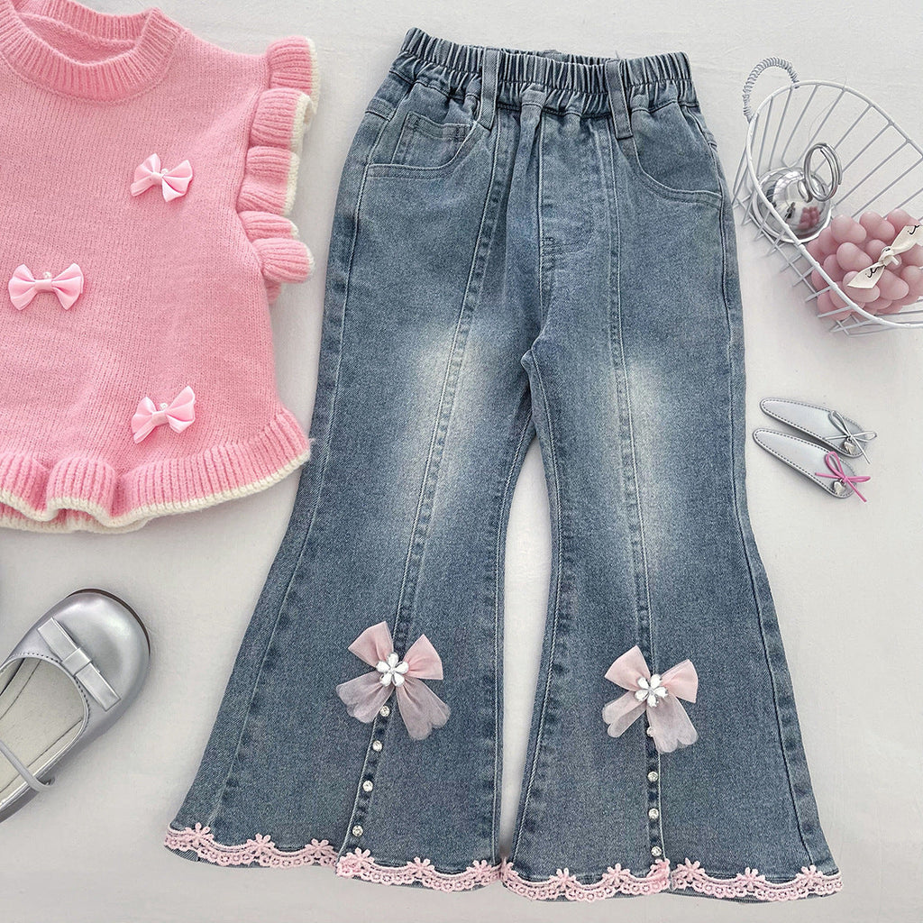 Conjunto de 2 piezas: camisa rosa con pantalón vaquero decorado.