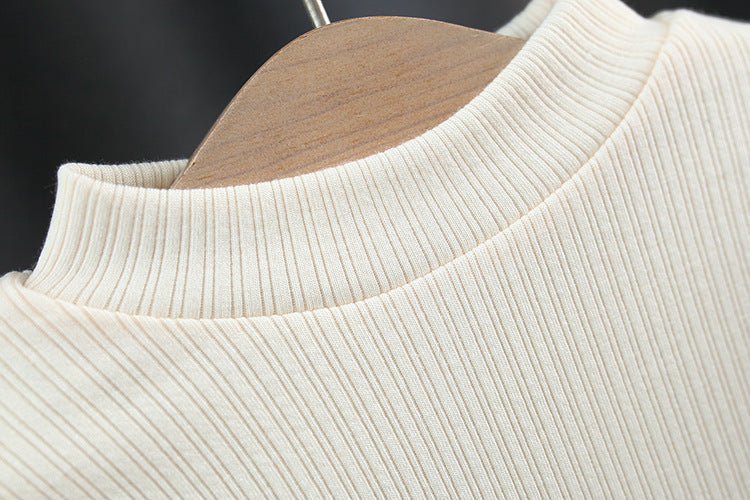 Conjunto de dos piezas para niña: suéter decorado con corazones de tela en relieve y pantalón de diseño acanalado.