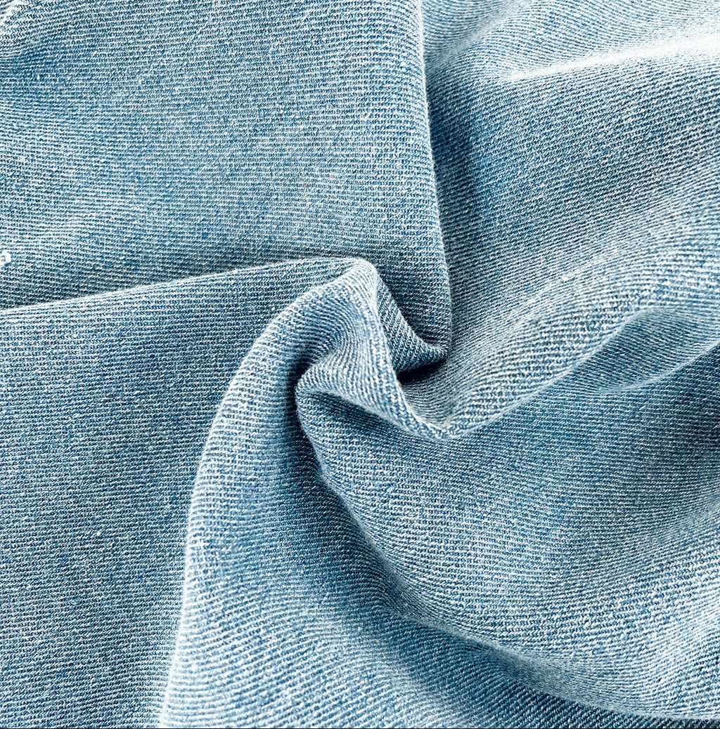 Mono vaquero de una pieza con diseño moderno