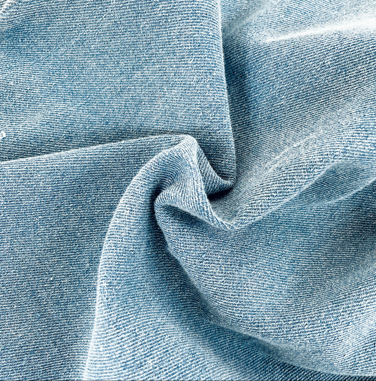 Mono vaquero de una pieza con diseño moderno