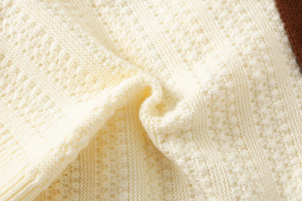 Vestido de niña de invierno elegante con diseño moderno y un toque clásico.