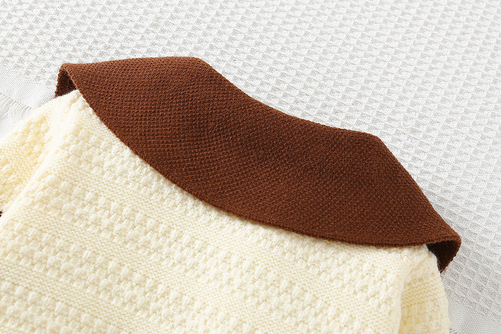 Vestido de niña de invierno elegante con diseño moderno y un toque clásico.