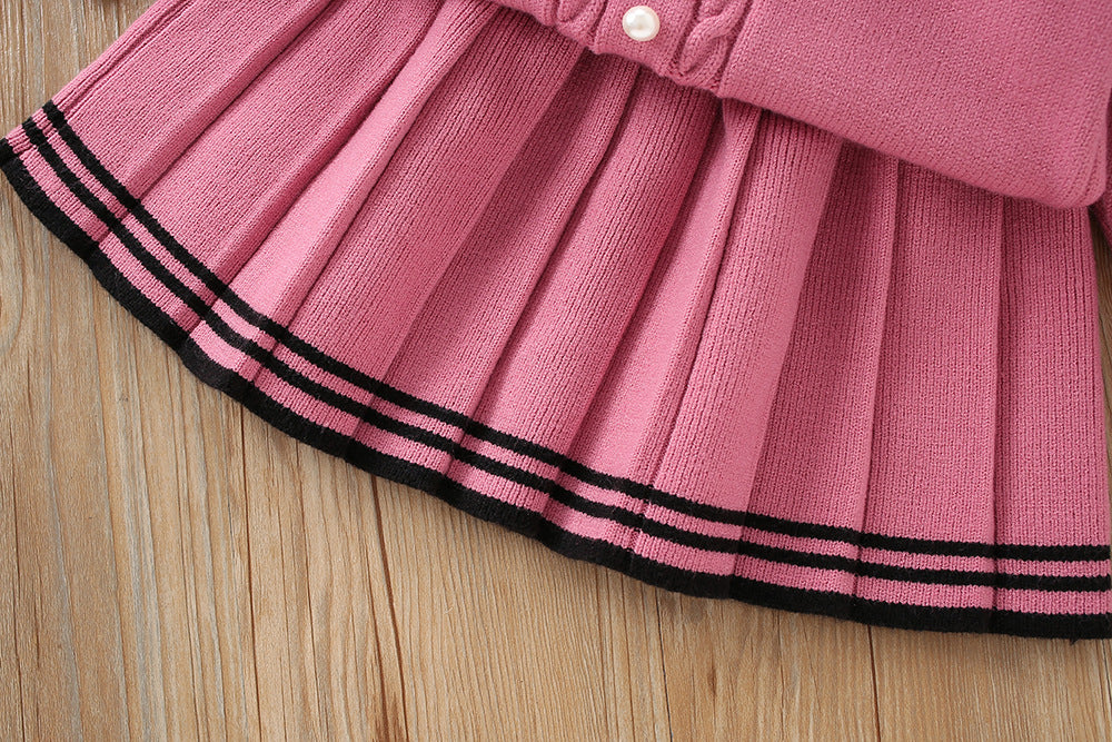 Vestido de niña tejido de invierno de dos piezas: top y falda.