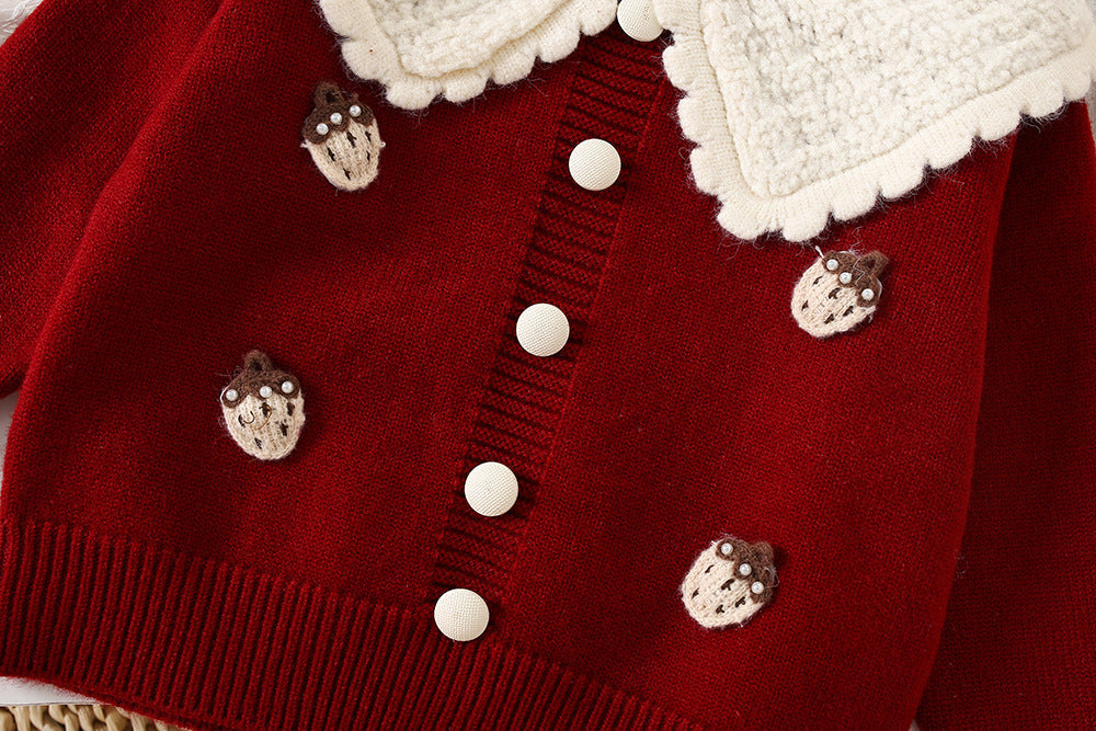 Vestido tejido con detalles de piel, de diseño elegante.