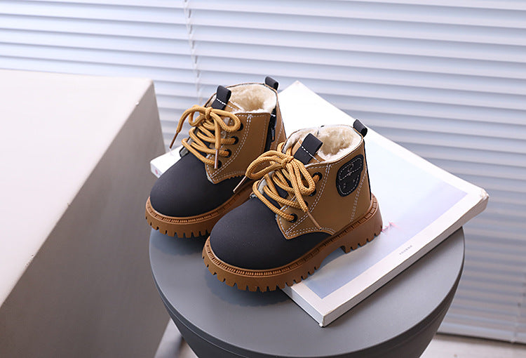 حذاء شتوي بفرو ناعم ودافئ بتصميم عصري