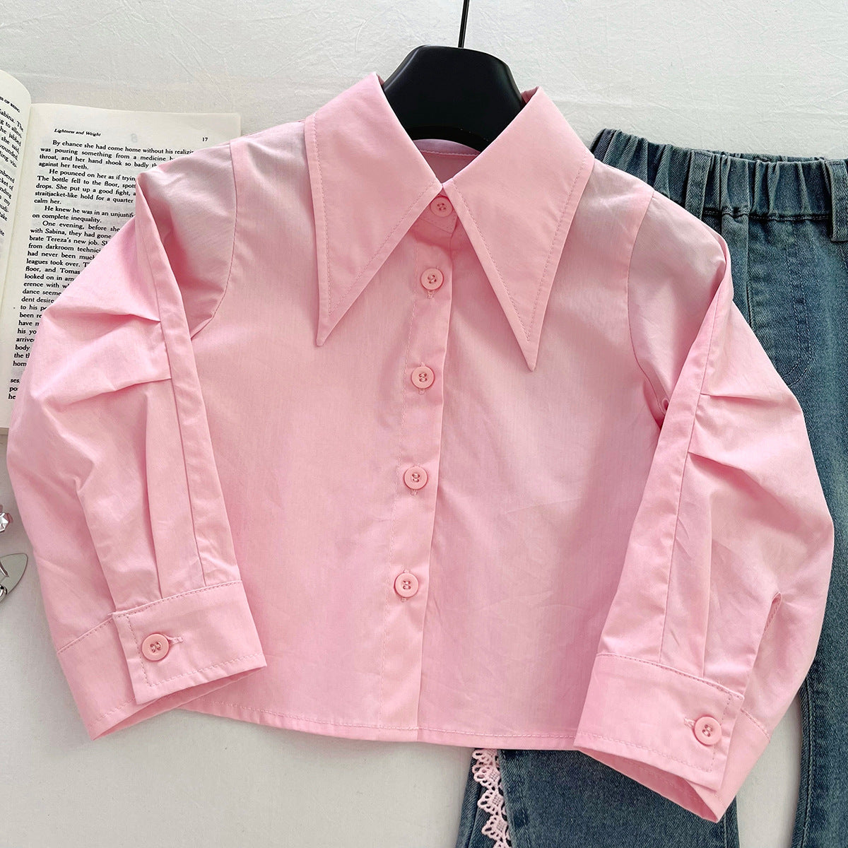 Conjunto rosa para niñas de 3 piezas: camisa, suéter de punto y pantalón vaquero.