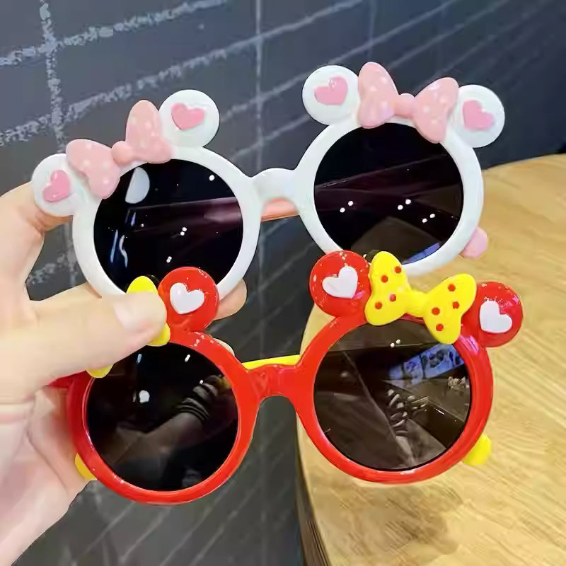 Gafas de sol para niñas pequeñas: diseño de Mickey Mouse con corazones de colores