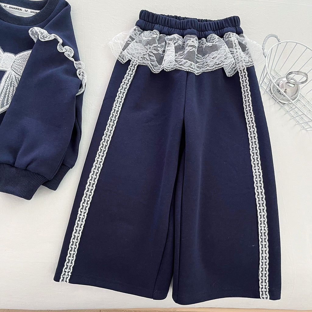 Conjunto de 2 piezas: sudadera con lazo destacado y falda integrada con pantalón.