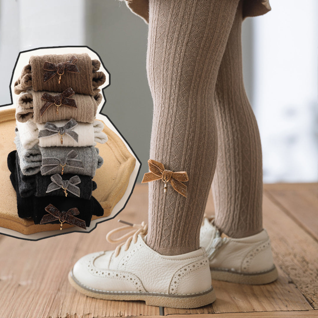 Medias elegantes para niña con lazo bordado.
