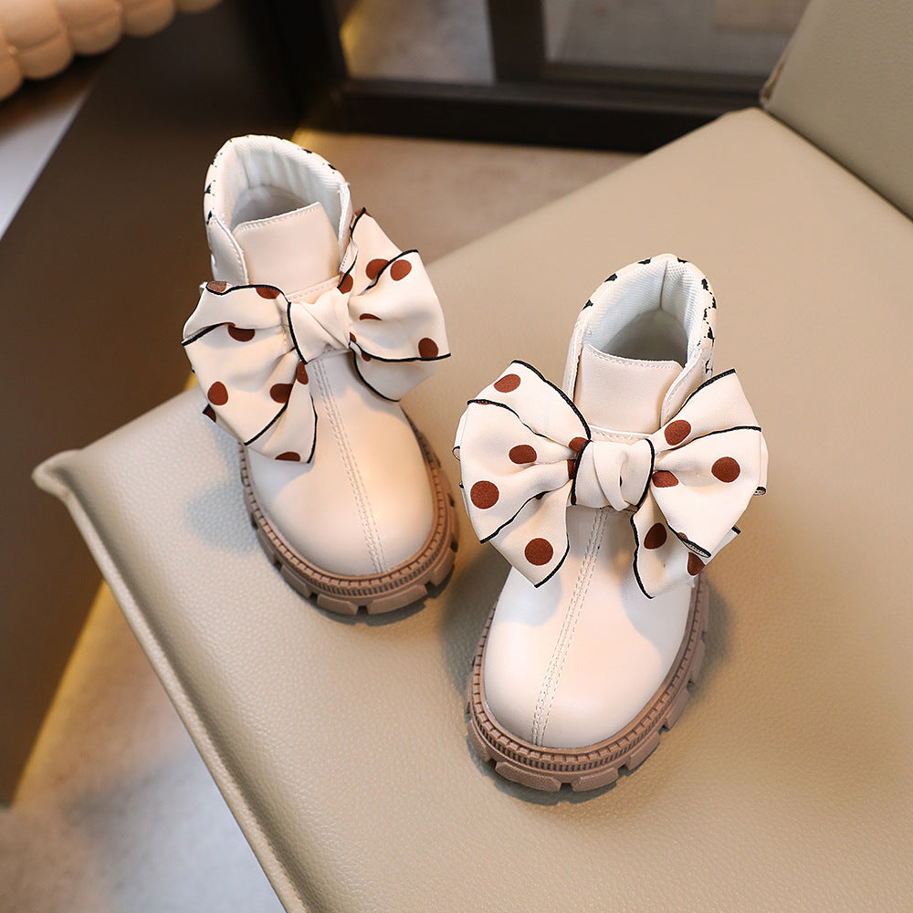 بوت شتوي أنيق بتصميم بفيونكة قماشية منقطة