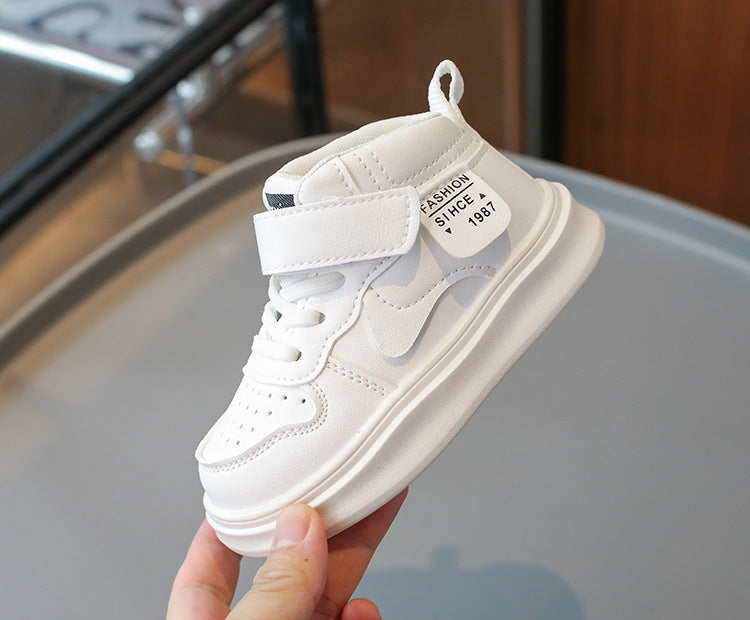 حذاء رياضي بتصميم عصري بلون أبيض