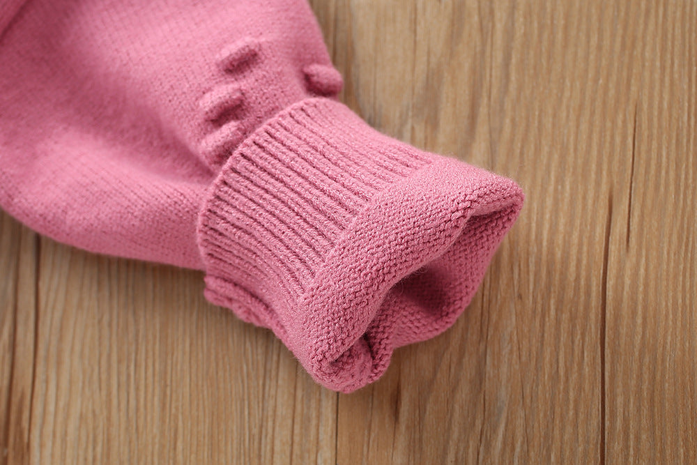 Vestido de niña tejido de invierno de dos piezas: top y falda.