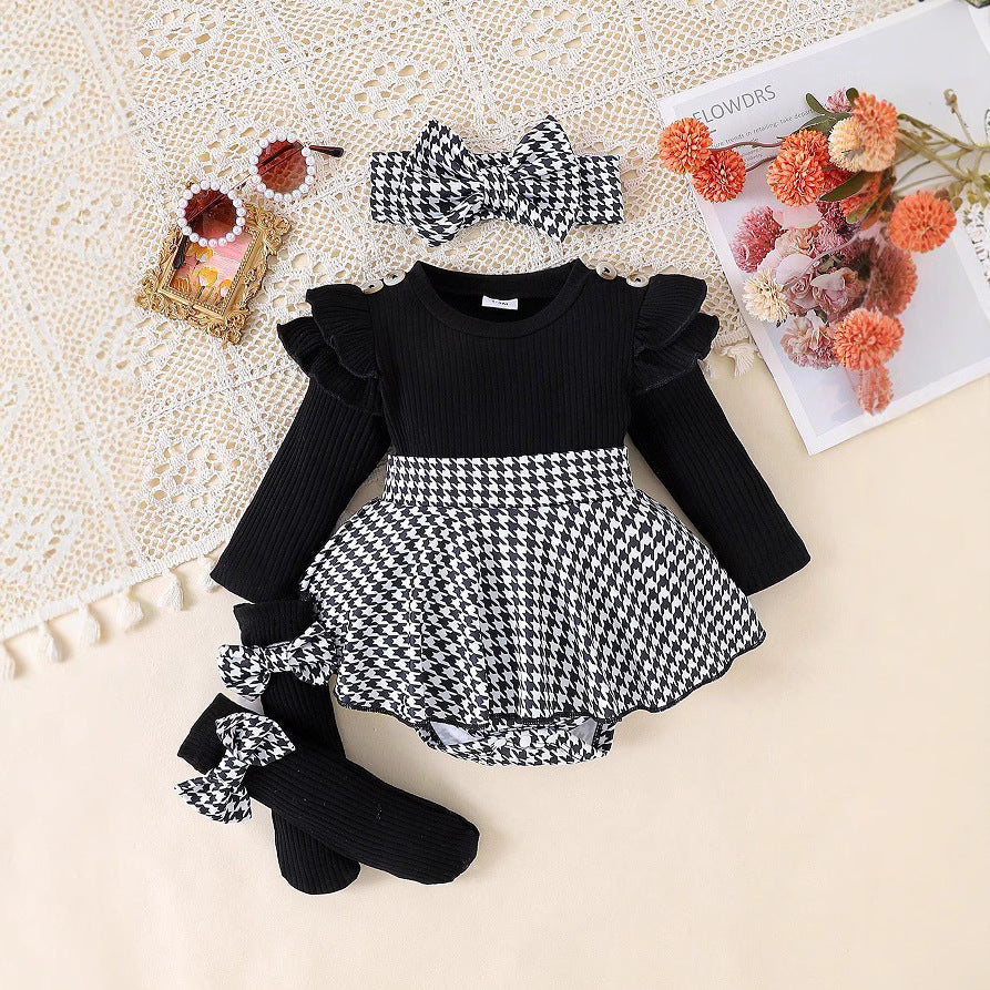 Conjunto completo para niñas con un look clásico y moderno.