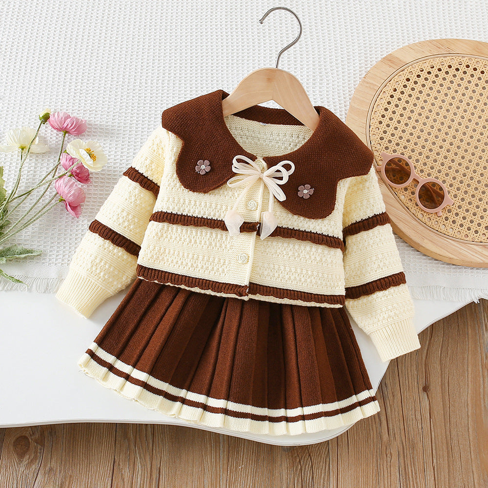 Vestido de niña de invierno elegante con diseño moderno y un toque clásico.