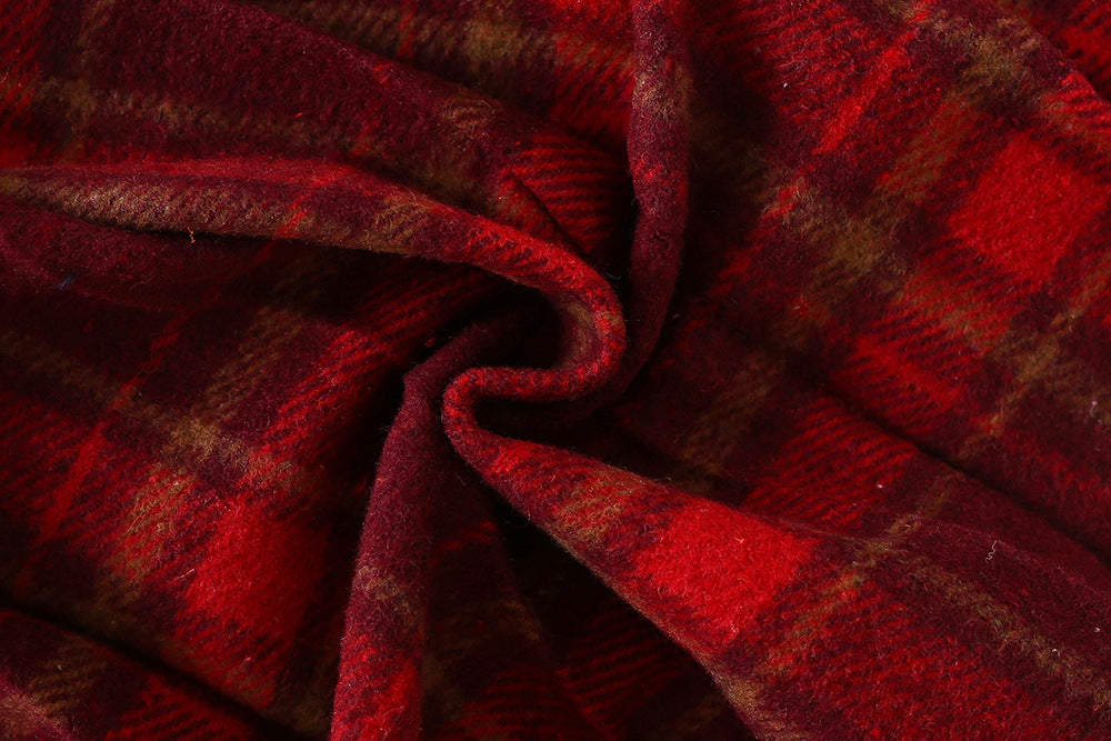 Vestido tejido con detalles de piel, de diseño elegante.