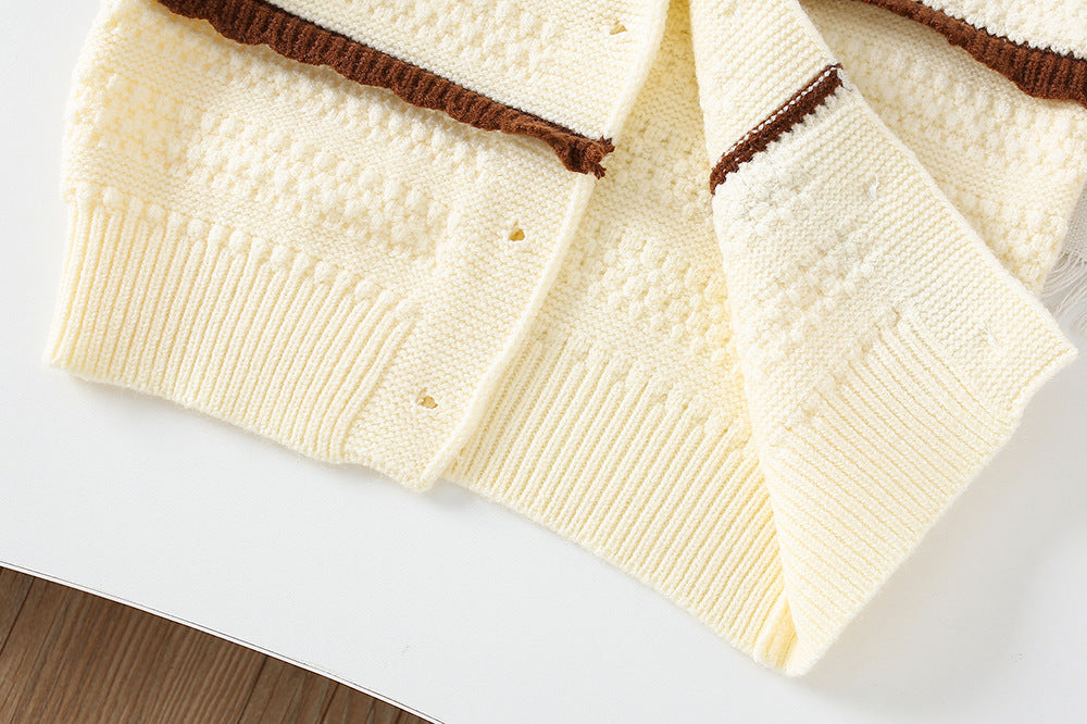 Vestido de niña de invierno elegante con diseño moderno y un toque clásico.