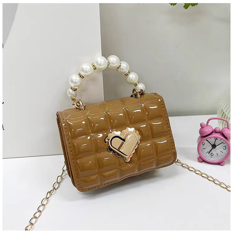 حقيبة اللؤلؤ صغيرة بقفل ذهبي على شكل قلب بتصميم عصري للبنات