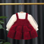 Conjunto de dos piezas para niña: suéter decorado con corazones de tela en relieve y pantalón de diseño acanalado.