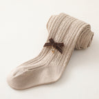 Medias elegantes para niña con lazo bordado.