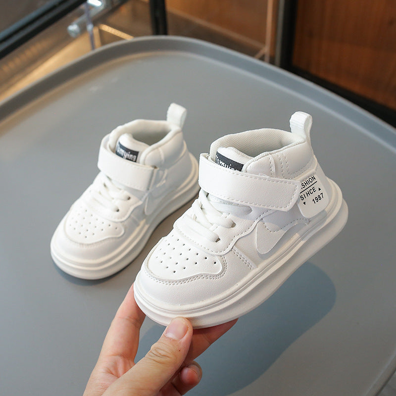 حذاء رياضي بتصميم عصري بلون أبيض