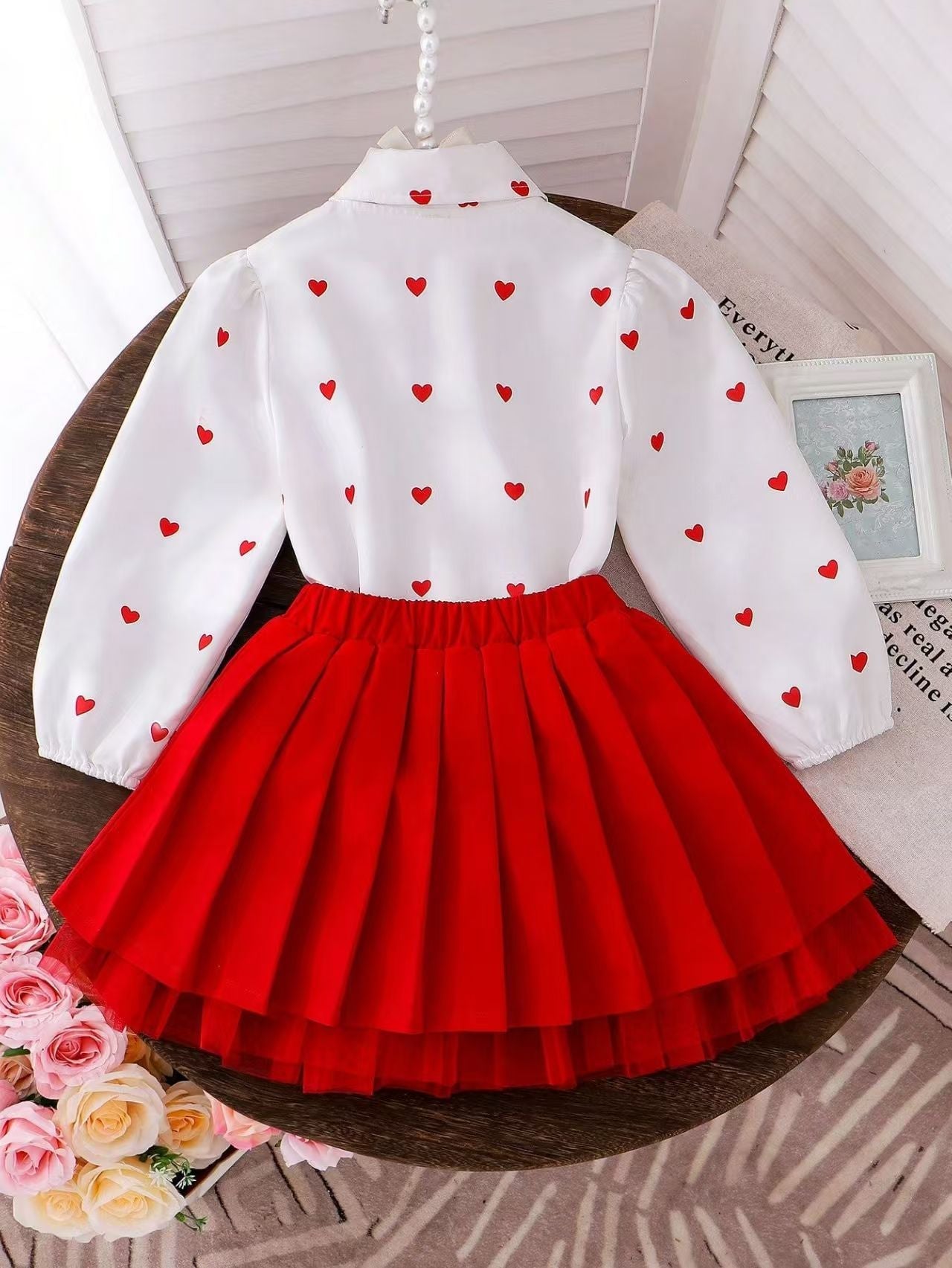 Conjunto de 2 piezas: falda de tul roja y camiseta con estampado de corazones.