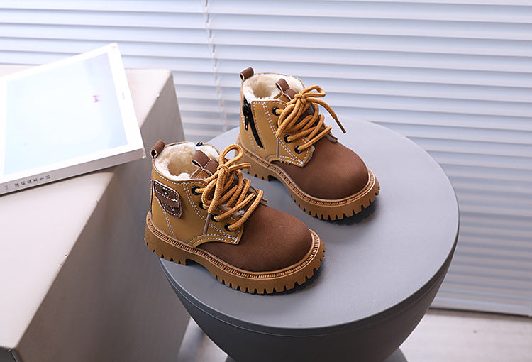 حذاء شتوي بفرو ناعم ودافئ بتصميم عصري