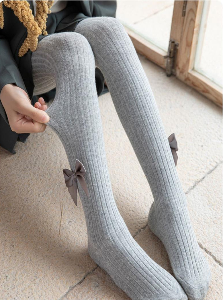 Calcetines largos con diseño suave y elegante