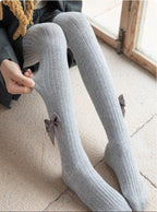 Calcetines largos con diseño suave y elegante