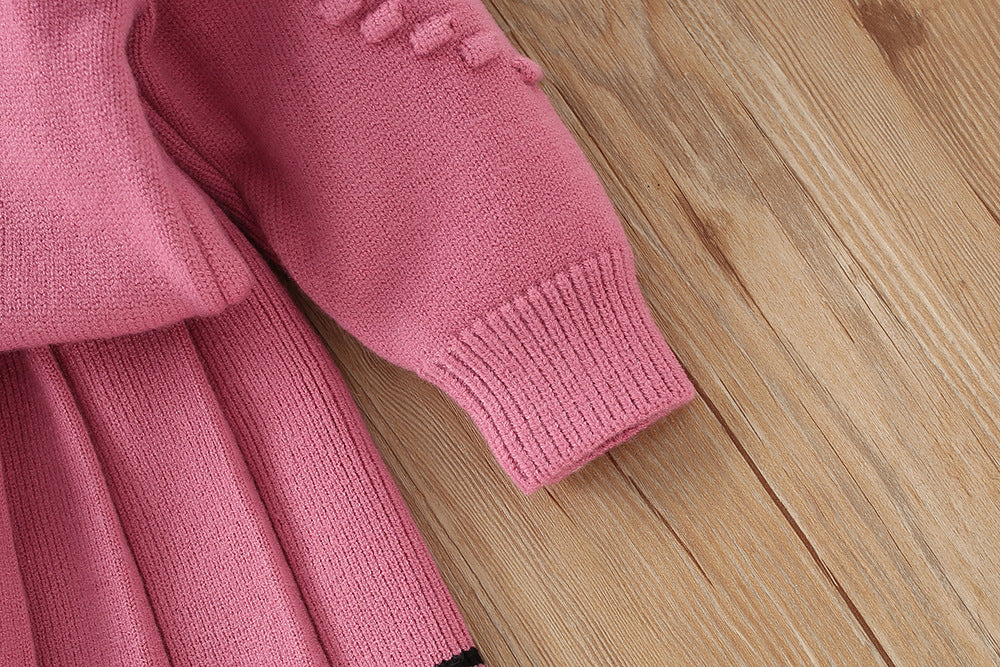Vestido de niña tejido de invierno de dos piezas: top y falda.
