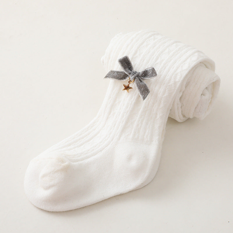 Medias elegantes para niña con lazo bordado.