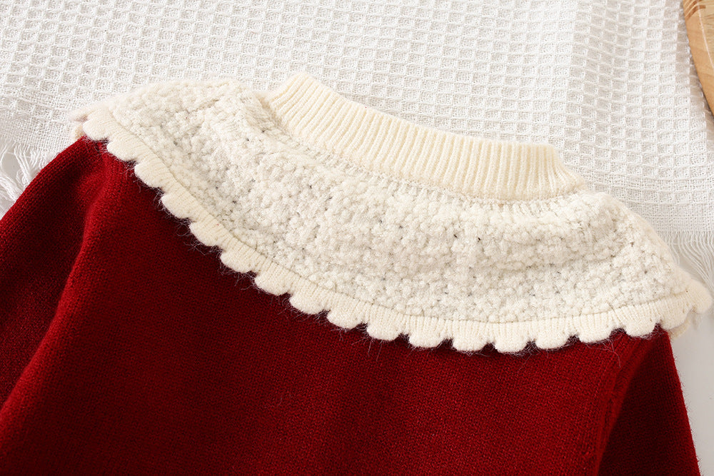 Vestido tejido con detalles de piel, de diseño elegante.