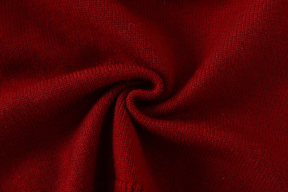 Vestido tejido con detalles de piel, de diseño elegante.