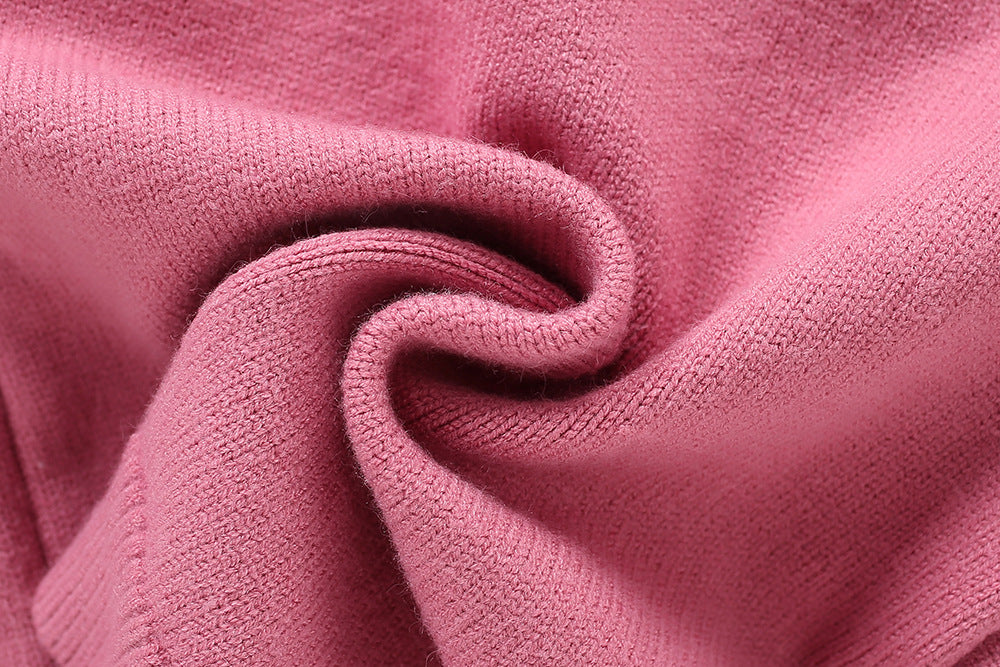 Vestido de niña tejido de invierno de dos piezas: top y falda.