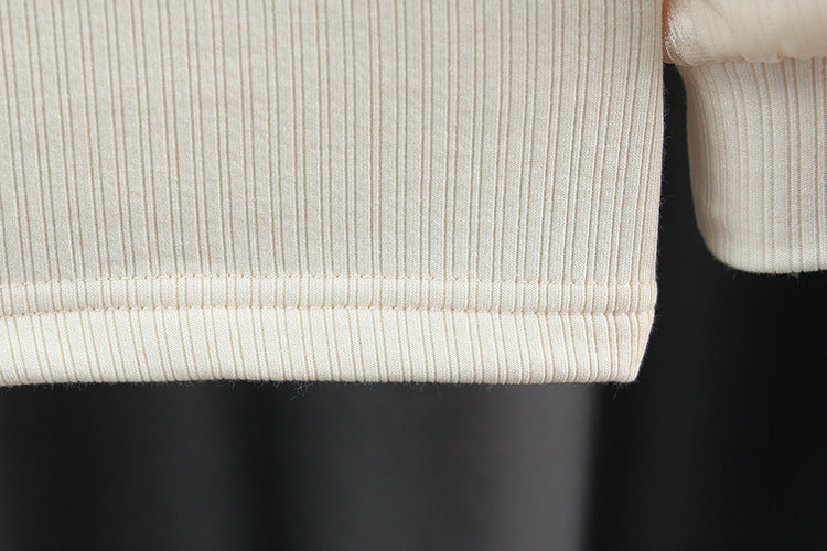 Conjunto de dos piezas para niña: suéter decorado con corazones de tela en relieve y pantalón de diseño acanalado.