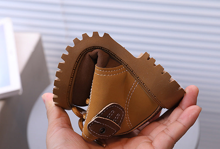 حذاء شتوي بفرو ناعم ودافئ بتصميم عصري