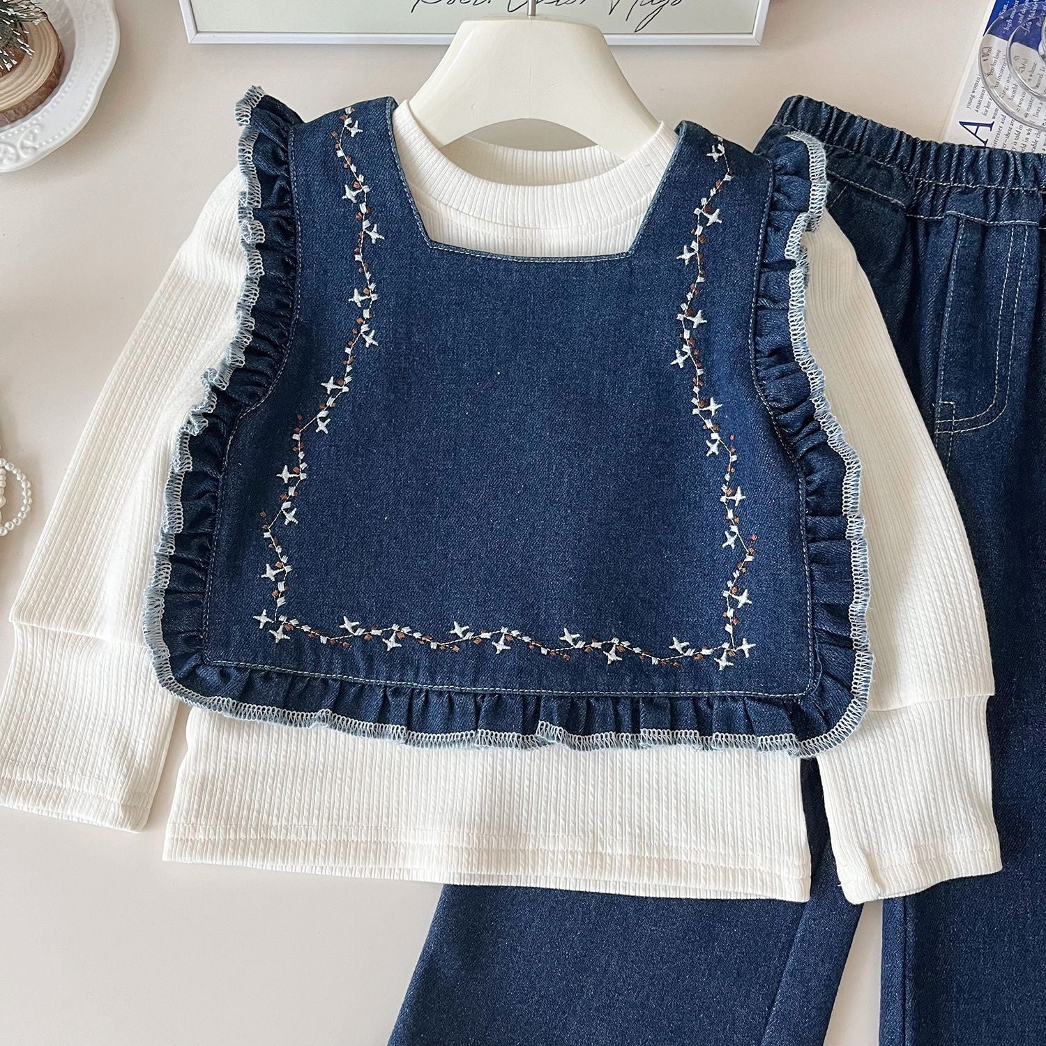 Conjunto de 3 piezas para niñas: blusa, chaleco de mezclilla y pantalón.