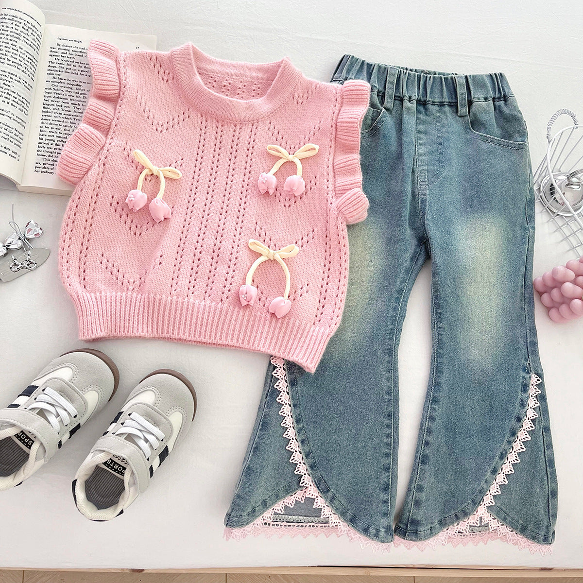 Conjunto rosa para niñas de 3 piezas: camisa, suéter de punto y pantalón vaquero.