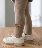 Medias elegantes para niña con lazo bordado.