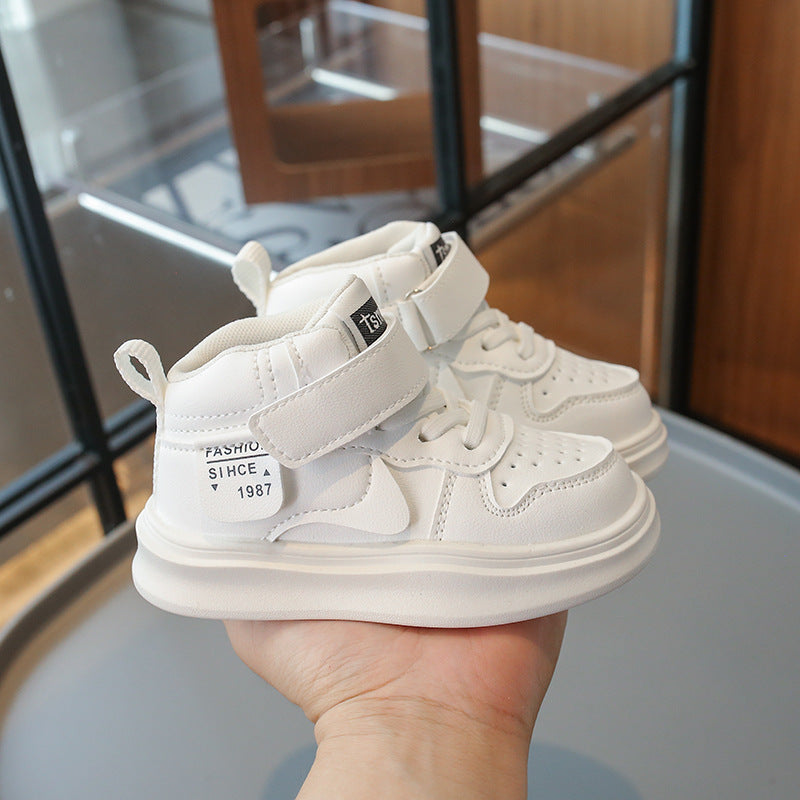 حذاء رياضي بتصميم عصري بلون أبيض