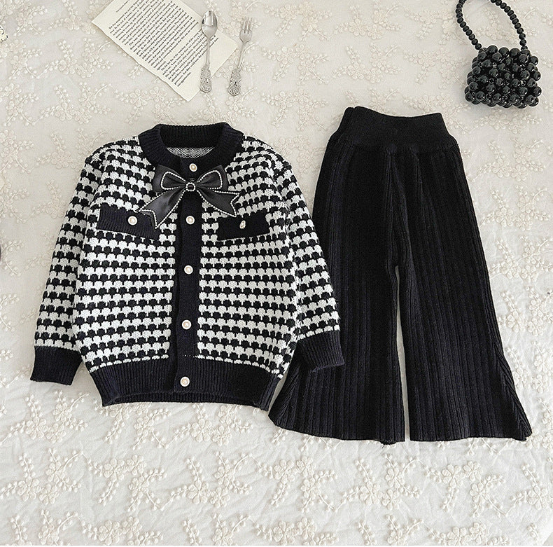 Conjunto de invierno elegante para niña: chaqueta tejida con estampado “houndstooth” y pantalón.