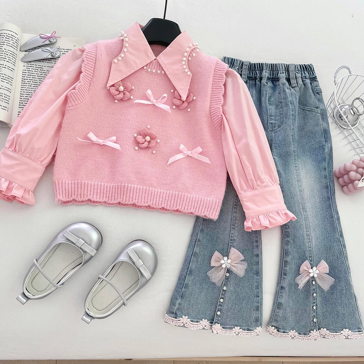 Conjunto de 3 piezas: blusa de mangas abullonadas, chaleco tejido decorado con perlas y pantalón vaquero.