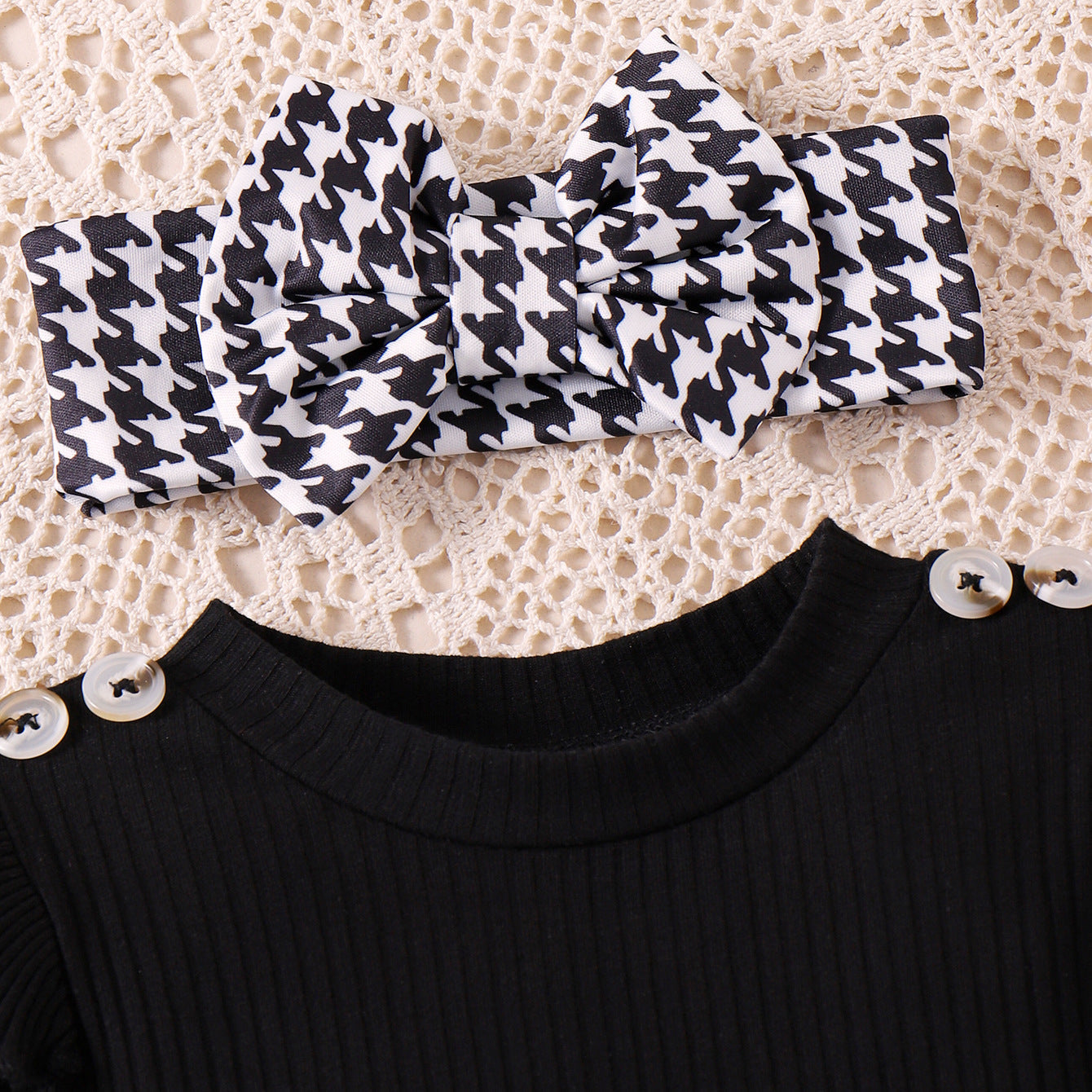 Conjunto completo para niñas con un look clásico y moderno.