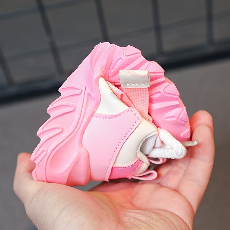 حذاء وردي بتصميم رياضي عصري للبنات