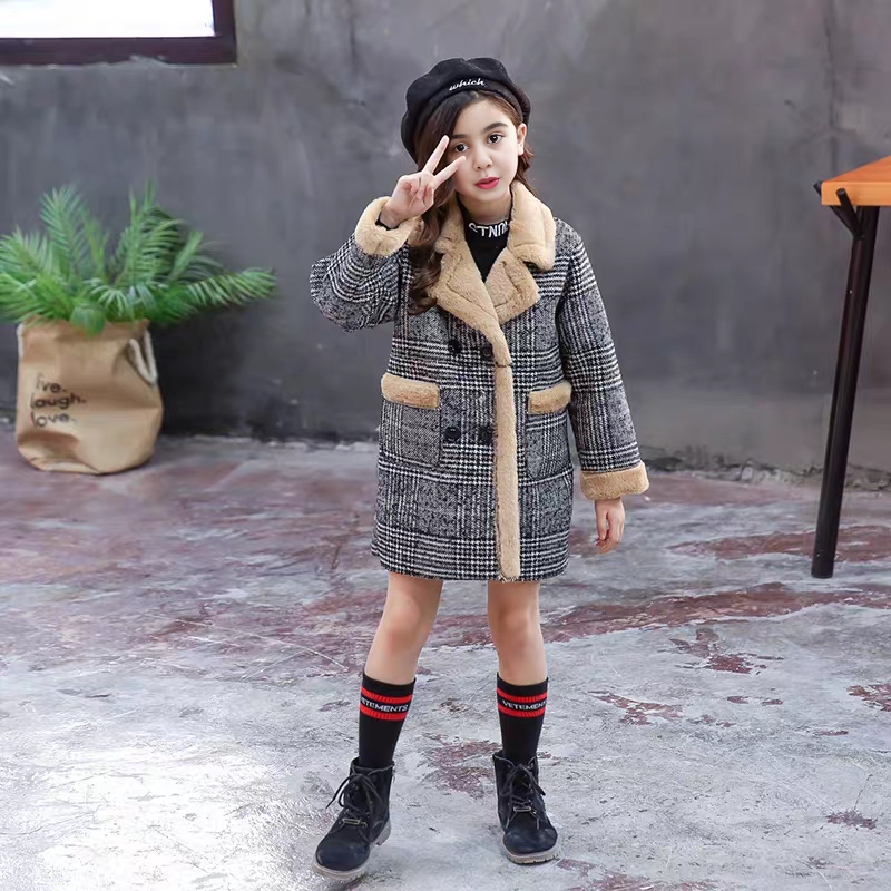 Abrigo clásico de invierno con estampado de cuadros moderno y forrado con piel sintética suave