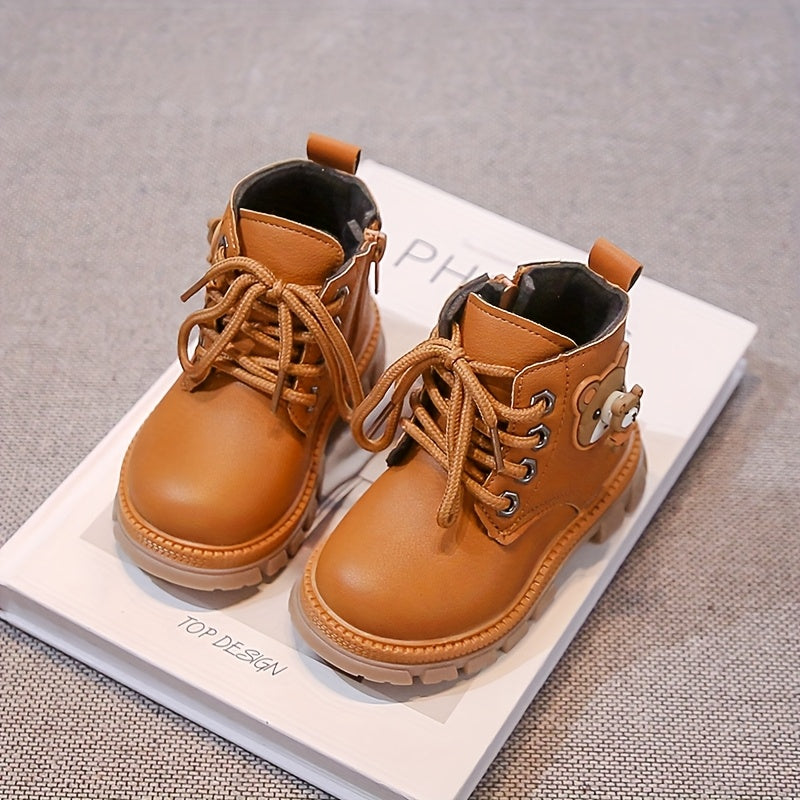 بوت شتوي بتصميم عصري مع رسمة دبدوب جانبية