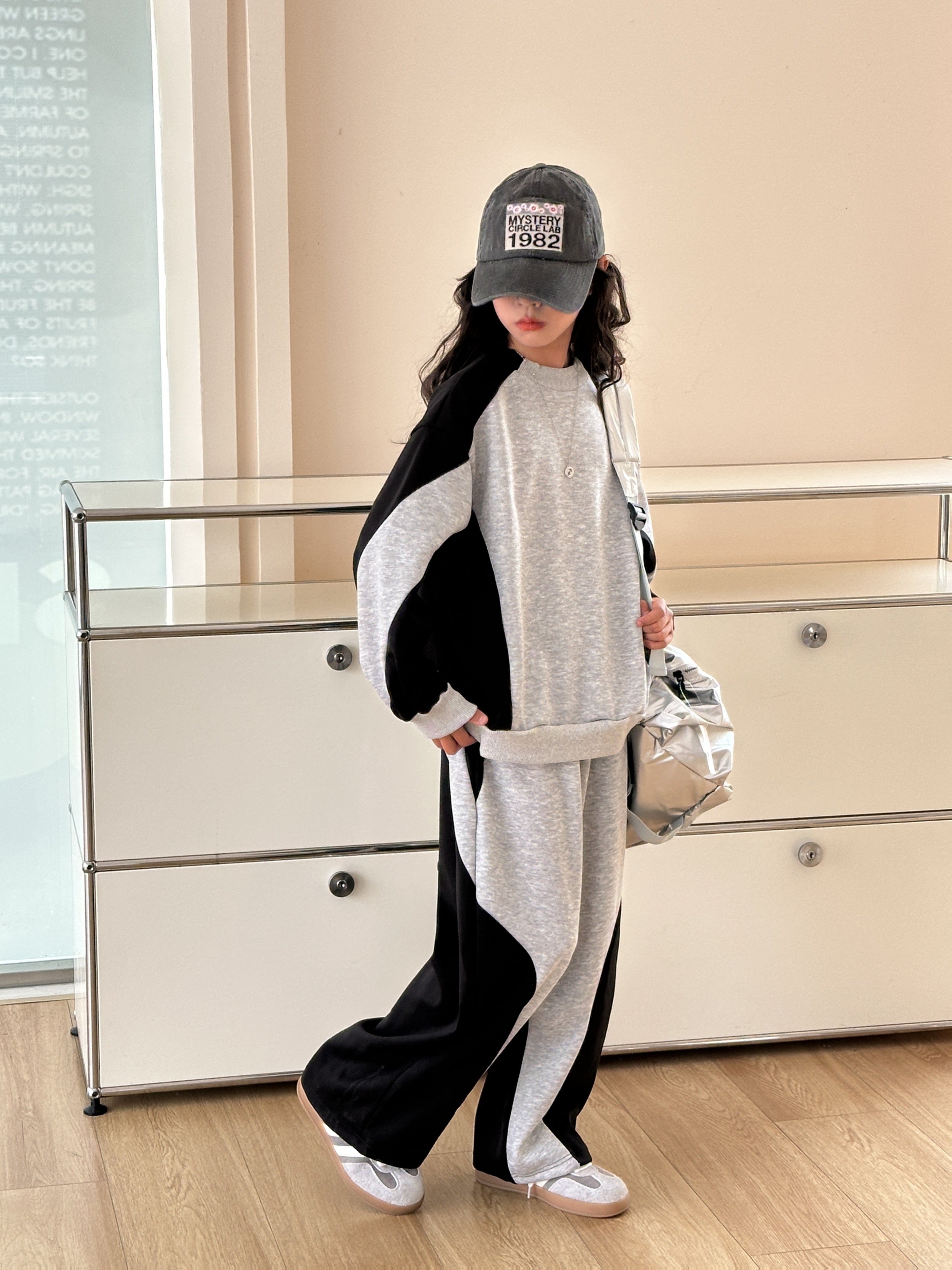 Conjunto deportivo de 2 piezas: sudadera y pantalón con diseño moderno.