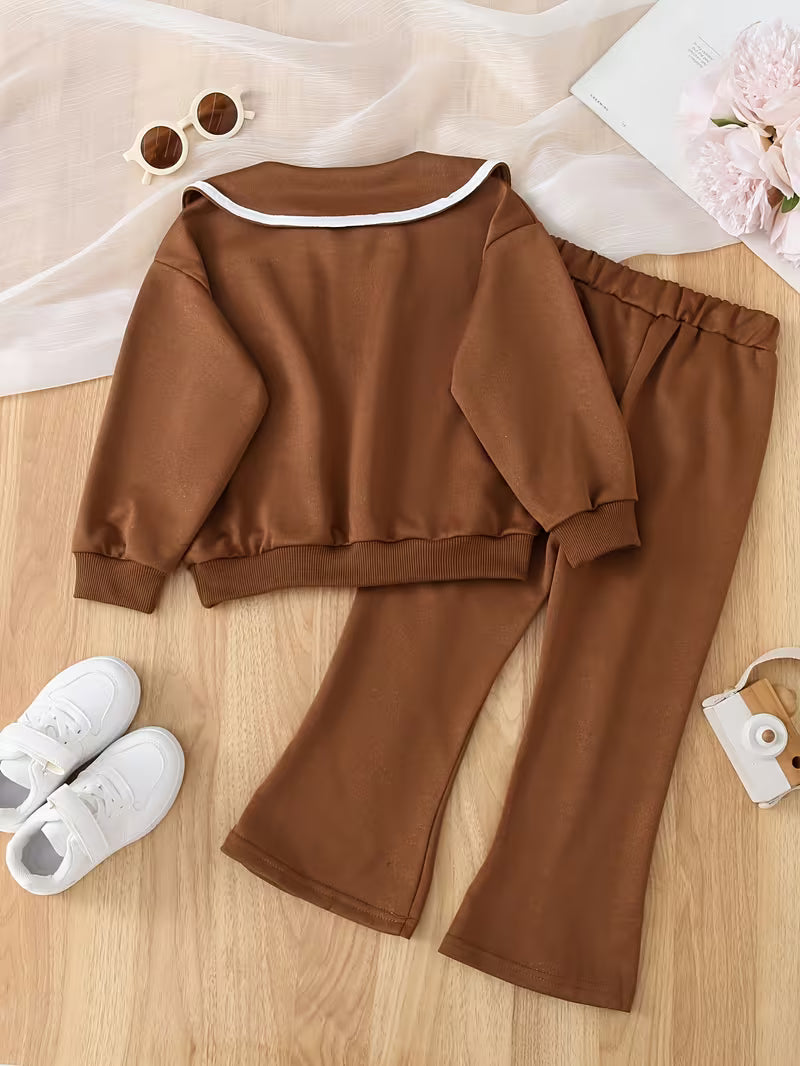 Conjunto cálido de 2 piezas con diseño moderno.