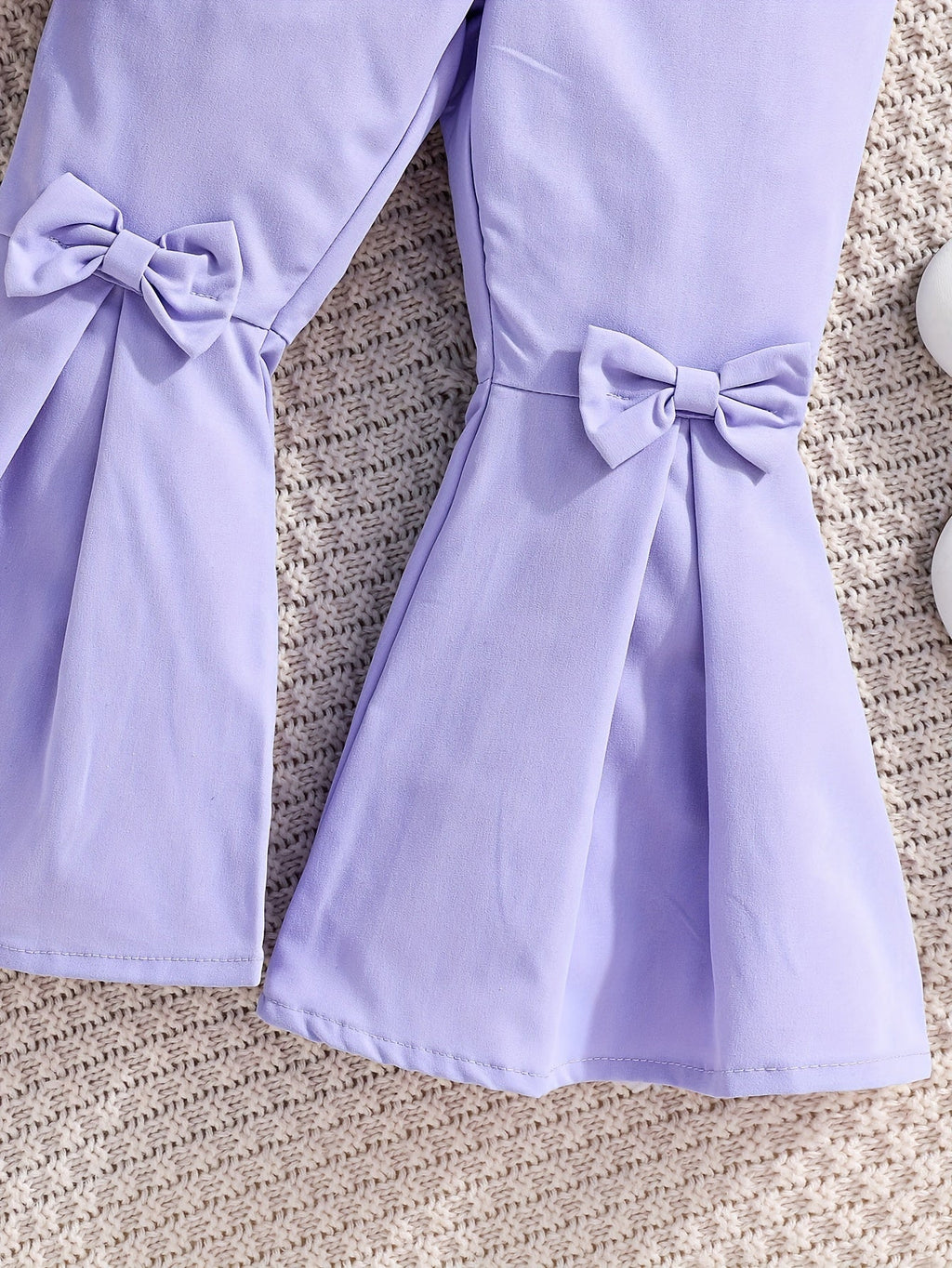 Conjunto infantil de 3 piezas en color lila claro: blusa de mangas transparentes y pantalón ancho 💜✨