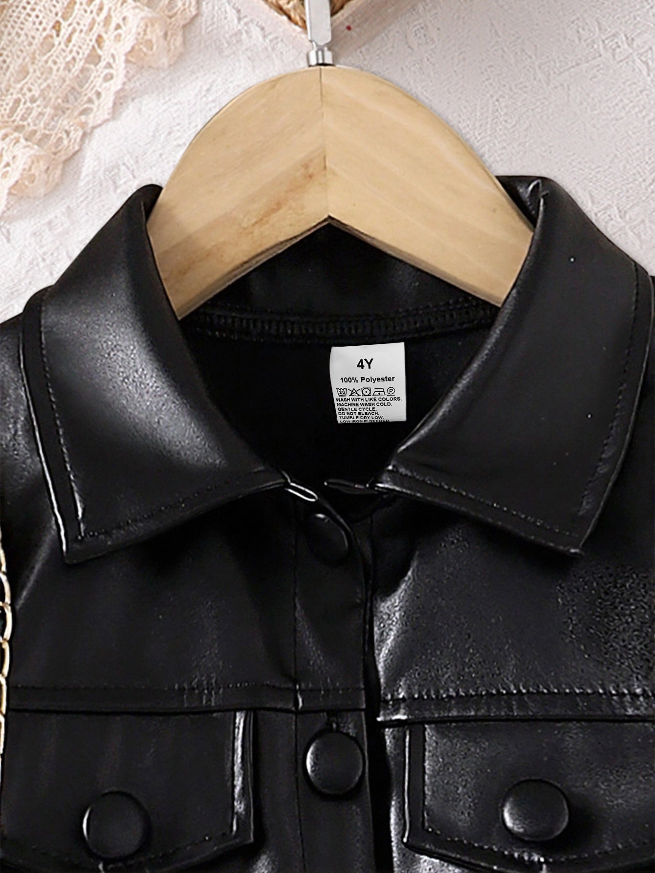 Abrigo de cuero negro con diseño elegante.